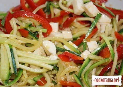 Zucchini-pasta with mozzarella