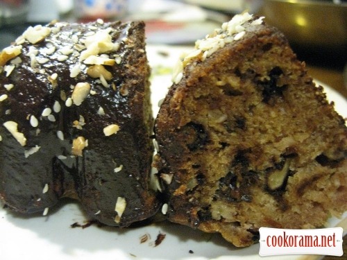 Cake with nuts and prunes