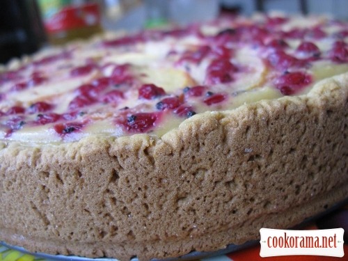 Shortbread sour cream-cake with fruit and berries