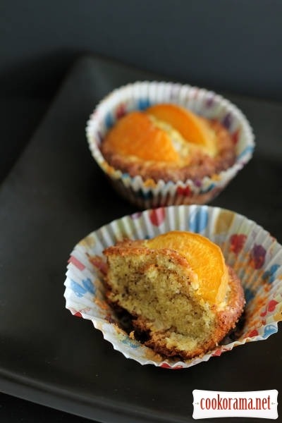 Nut muffins with apricots