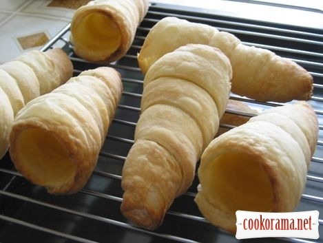 Puff pastry tubes with white cream