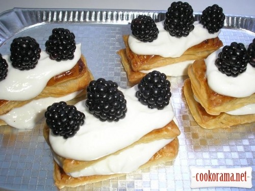 Cake with blackberry «Easy as pie»