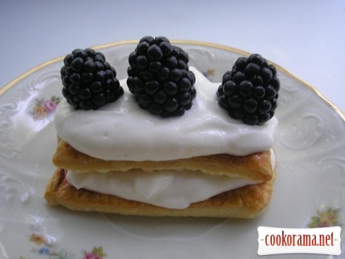 Cake with blackberry