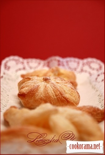 Puff pastry with cream patiser