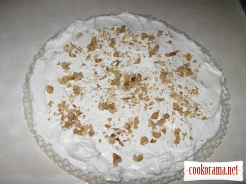 Cake form whites with nuts