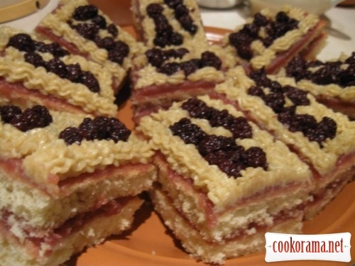 Cakes with blackberries