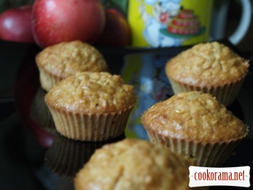 Oat-apple muffins